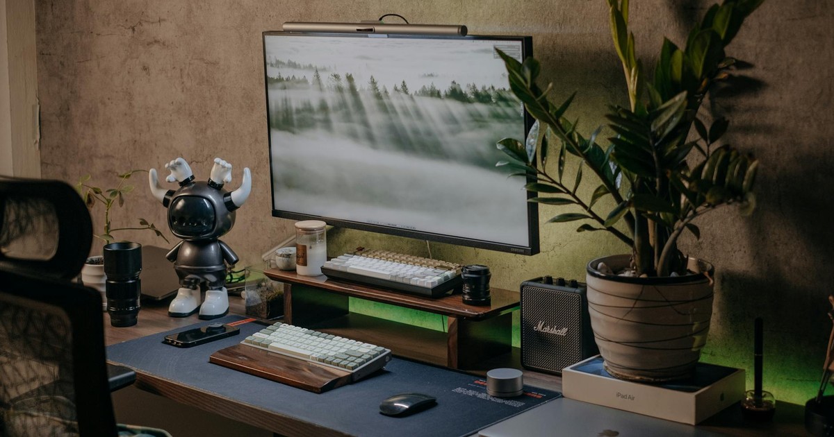 9 Essential Tech Gadgets for Remote Workers That Boost Productivity in 2024