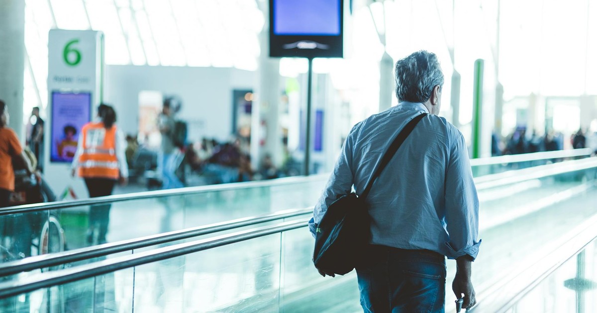 8 Travel Hacks That Airlines Don’t Want You to Know (Save Up to 40%)